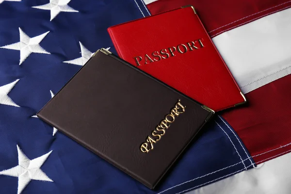 Passaportes na bandeira americana — Fotografia de Stock