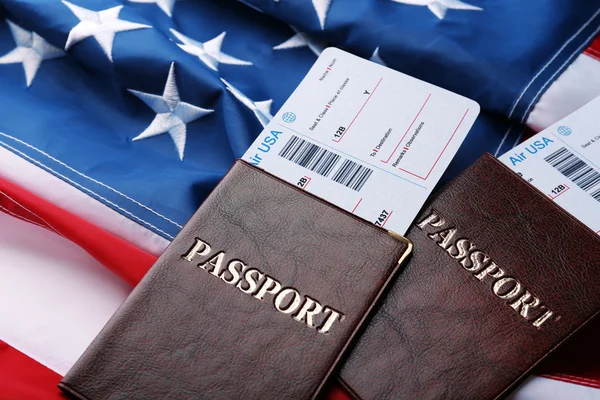 Pasaport, biletler bayrağı üzerinde yalan — Stok fotoğraf