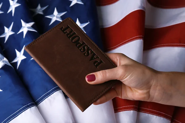 Mano sosteniendo pasaporte americano —  Fotos de Stock