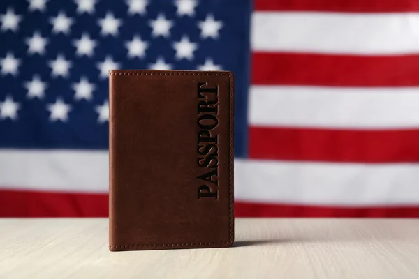 Pasaporte en bandera americana — Foto de Stock