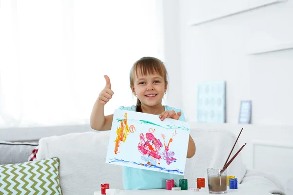 Schattig klein meisje met foto — Stockfoto