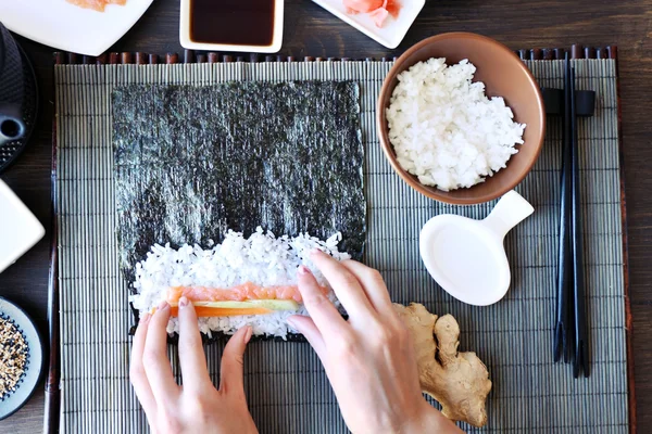 制作寿司和轧辊、 顶视图的过程 — 图库照片