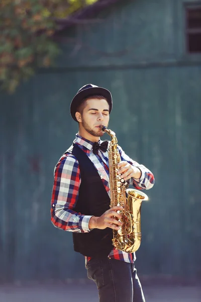 Чоловік грає на саксофоні — стокове фото