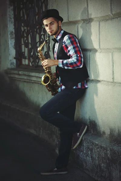 Jovem com saxofone — Fotografia de Stock