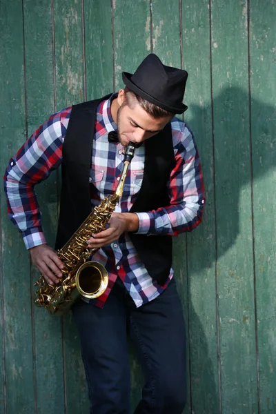 Przystojny mężczyzna gra na saksofonie — Zdjęcie stockowe