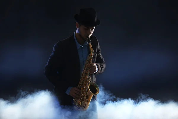 Elegante saxofonista toca jazz — Fotografia de Stock