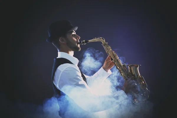 Elegante saxofonista toca jazz — Fotografia de Stock