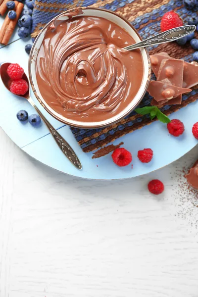 Piękna kompozycja z czekoladowy krem i dojrzałe jagody — Zdjęcie stockowe