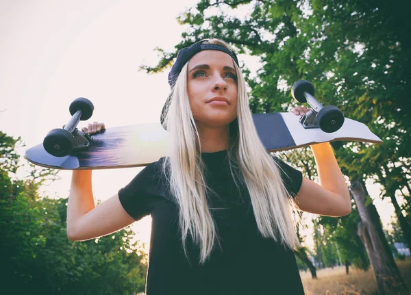젊은 여자 스케이트 보드 — 스톡 사진