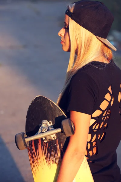 젊은 여자 스케이트 보드 — 스톡 사진