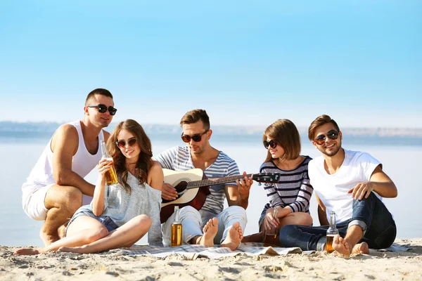 Young people with guitar singing songs — Stock Photo, Image