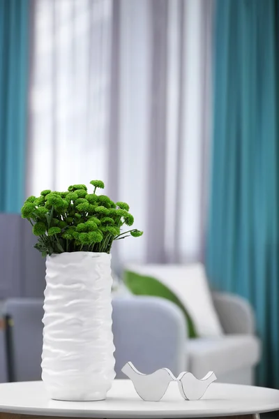 Schöne grüne Chrysanthemen in der Vase auf dem Tisch im Zimmer — Stockfoto