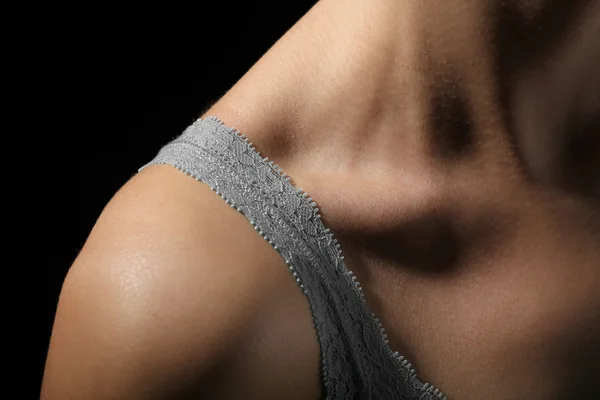 Zobacz na kobiecej szyi — Zdjęcie stockowe