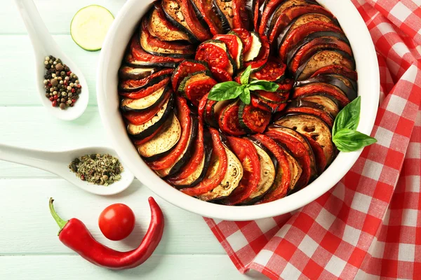 Ratatouille - plato tradicional francés de verduras provenzales cocinado en horno —  Fotos de Stock