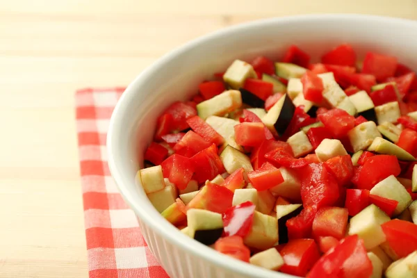 Ratatouille, prato de legumes cozidos com tomate, abobrinha, berinjela antes de cozinhar, em fundo de madeira — Fotografia de Stock