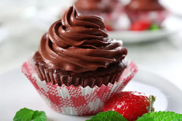 Chocolate cupcakes em placa close-up — Fotografia de Stock