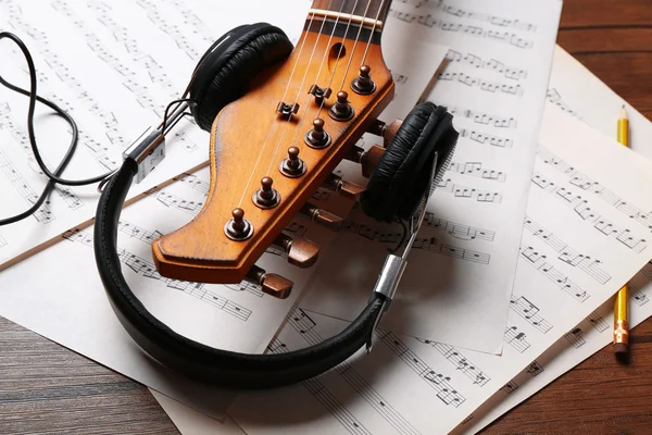 Guitarra eléctrica y auriculares — Foto de Stock