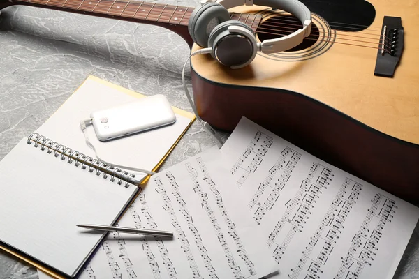 Guitarra clássica e auscultadores — Fotografia de Stock