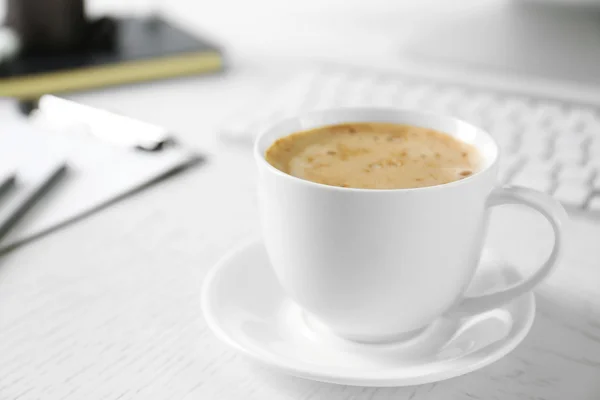 Tazza di caffè sullo sfondo del posto di lavoro — Foto Stock