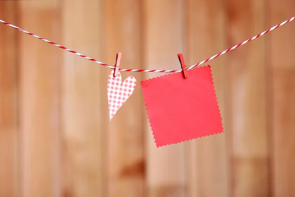 Corazón de papel y hoja vacía —  Fotos de Stock