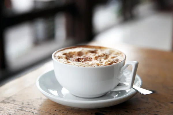 La taza del capuchino sabroso en la cafetería —  Fotos de Stock
