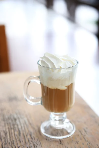 Café gelado na mesa no café — Fotografia de Stock