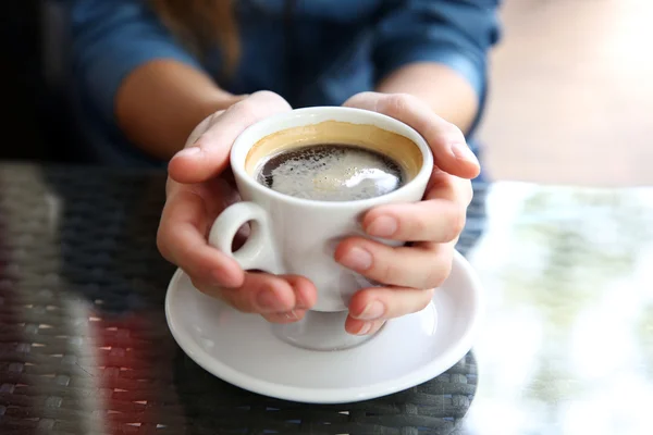 Tasse de café avec les mains — Photo