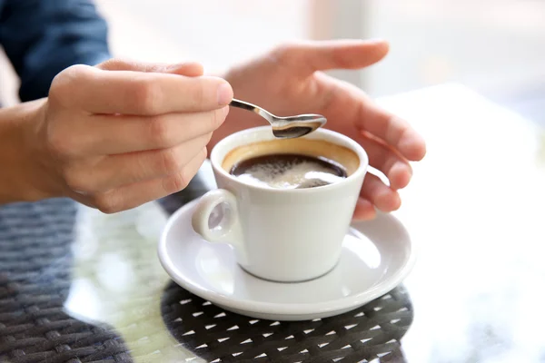 Tazza di caffè con mani — Foto Stock