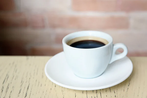 カフェの背景においしいコーヒーのカップ — ストック写真