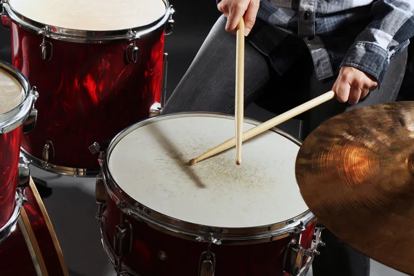 Baterista tocando bateria — Fotografia de Stock