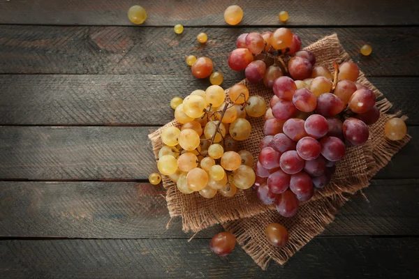 Juicy purple grapes, on wooden background — Stock Photo, Image