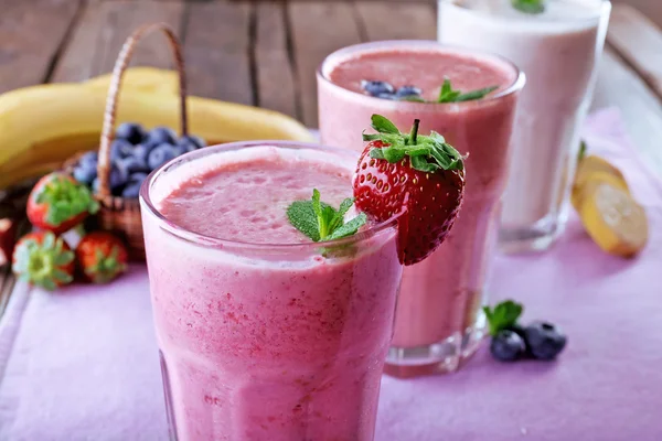 Copos de smoothie fresco frio com frutas e bagas, na mesa, close-up — Fotografia de Stock