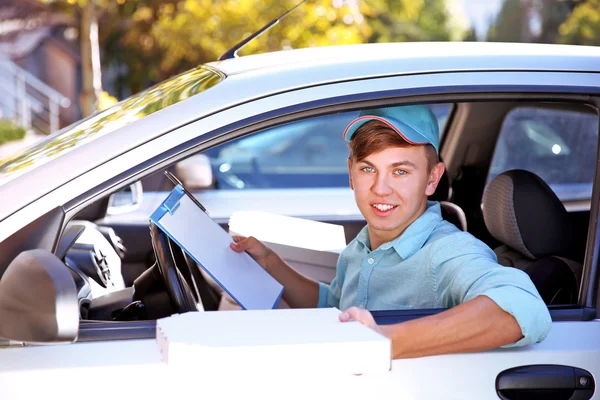 Pizzabote im Auto — Stockfoto