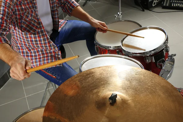 Músico tocando bateria — Fotografia de Stock