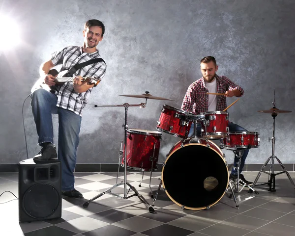 Musicians playing drums and guitar — Stock Photo, Image