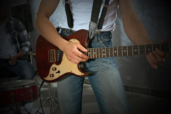 Joven Pagando Primer Plano Guitarra — Foto de Stock