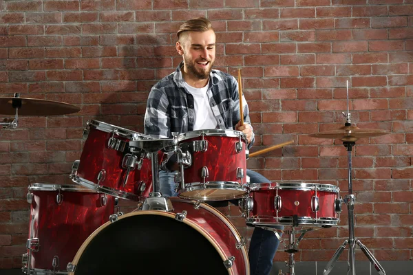 Músico tocando la batería —  Fotos de Stock