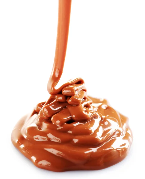 Leche de chocolate marrón verter, aislado en blanco — Foto de Stock