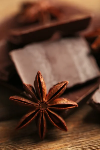 Piezas de chocolate sobre fondo — Foto de Stock