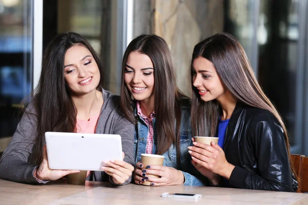 Mejores amigos con tableta juntos — Foto de Stock