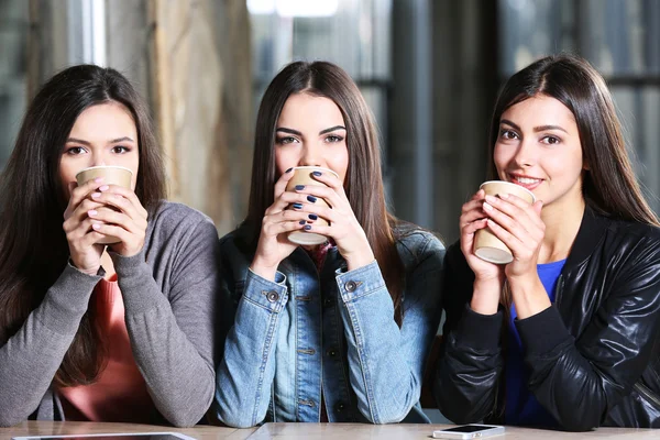 Beste Freunde sitzen zusammen — Stockfoto