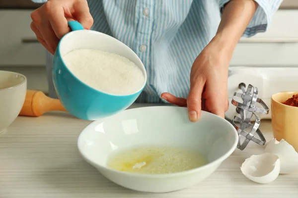 Kobieta jest dodanie cukru do mieszaniny jaj — Zdjęcie stockowe