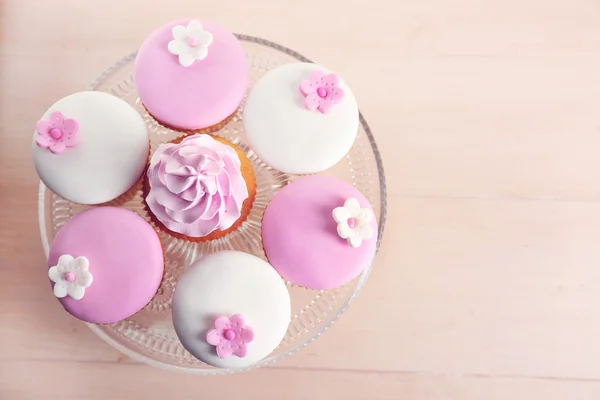 Välsmakande cupcake på stativ, närbild — Stockfoto