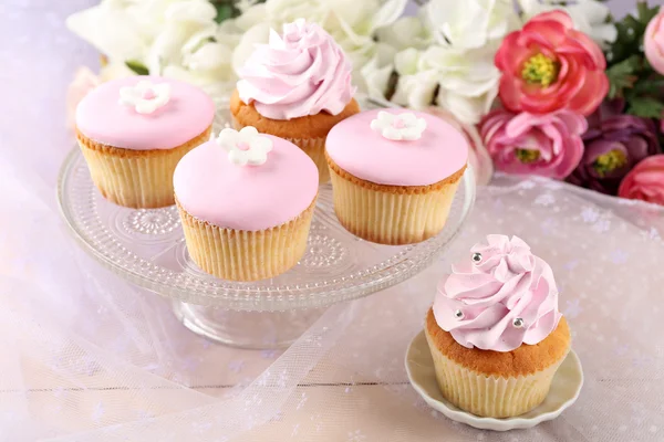 Smakelijke cupcakes op lichte achtergrond — Stockfoto