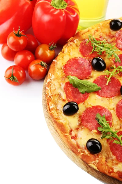 Pizza salame piccante con verdure isolate su bianco — Foto Stock