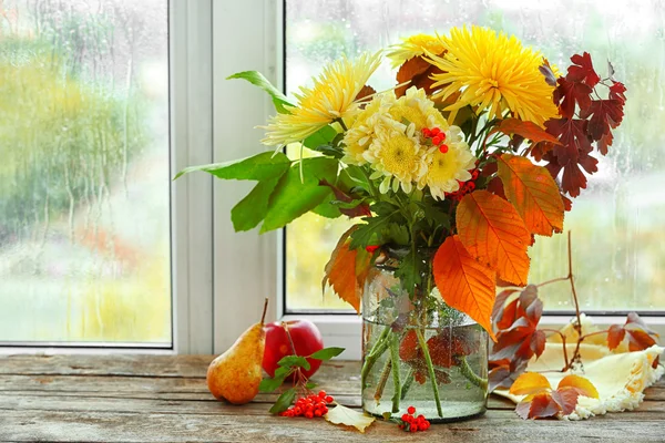ช่อดอกไม้ฤดูใบไม้ร่วงที่สวยงามพร้อมดอกเบญจมาศบนระเบียงหน้าต่าง — ภาพถ่ายสต็อก
