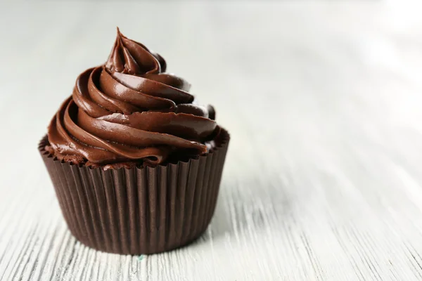 Cupcake al cioccolato su sfondo di legno chiaro — Foto Stock