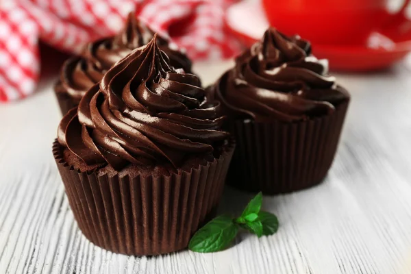 Cupcakes served with a drink on table — Stock Photo, Image