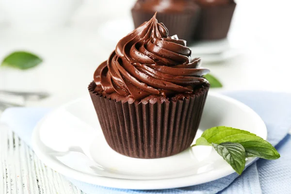 Schokolade Cupcakes auf dem Tisch serviert — Stockfoto