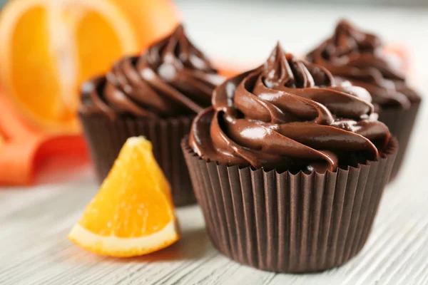 Pastelitos de chocolate servidos con naranja en la mesa —  Fotos de Stock